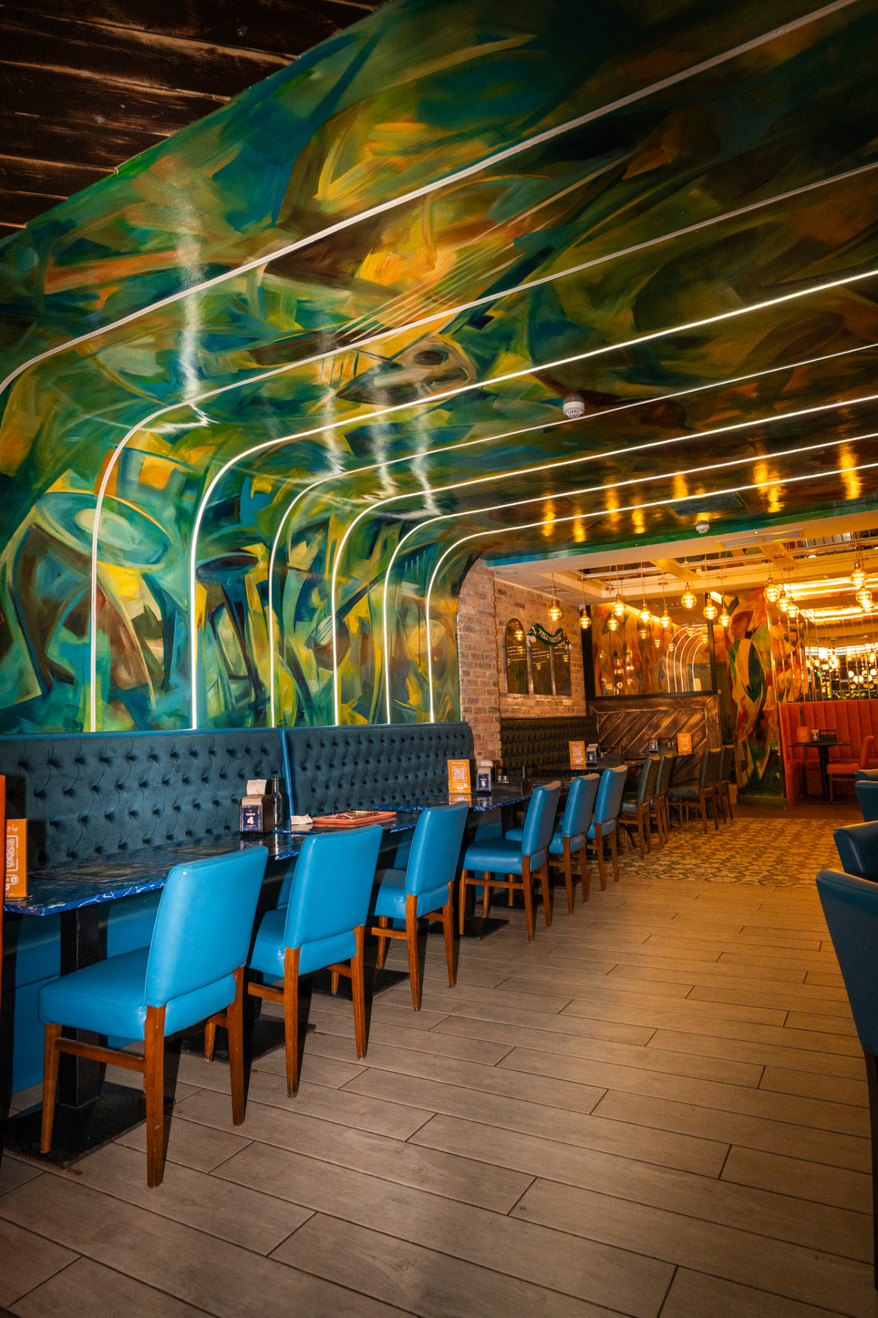 Manjaros London interior 12