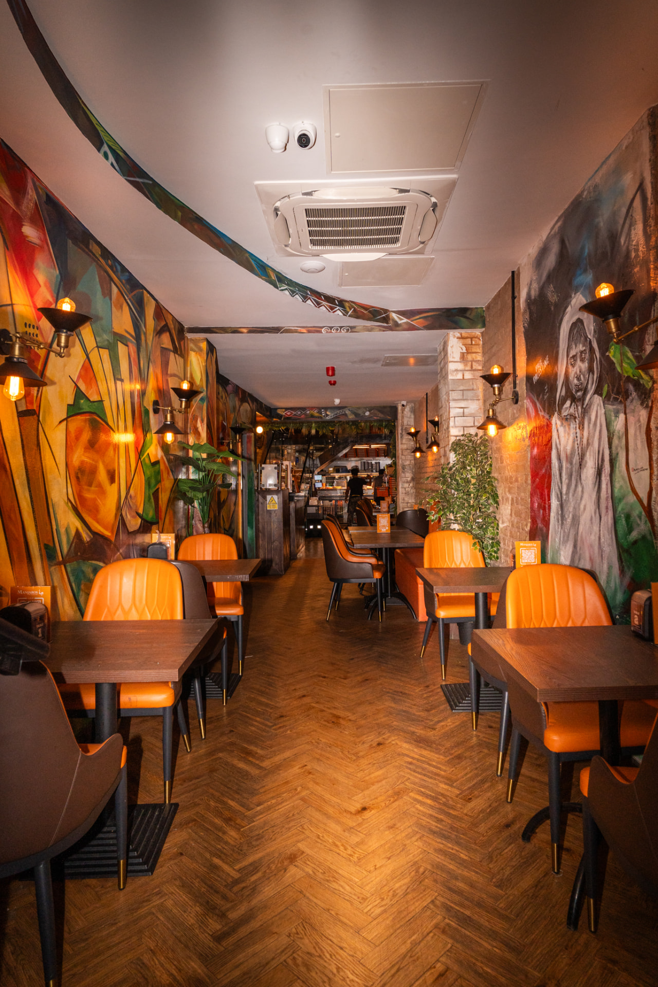 Manjaros London interior 14