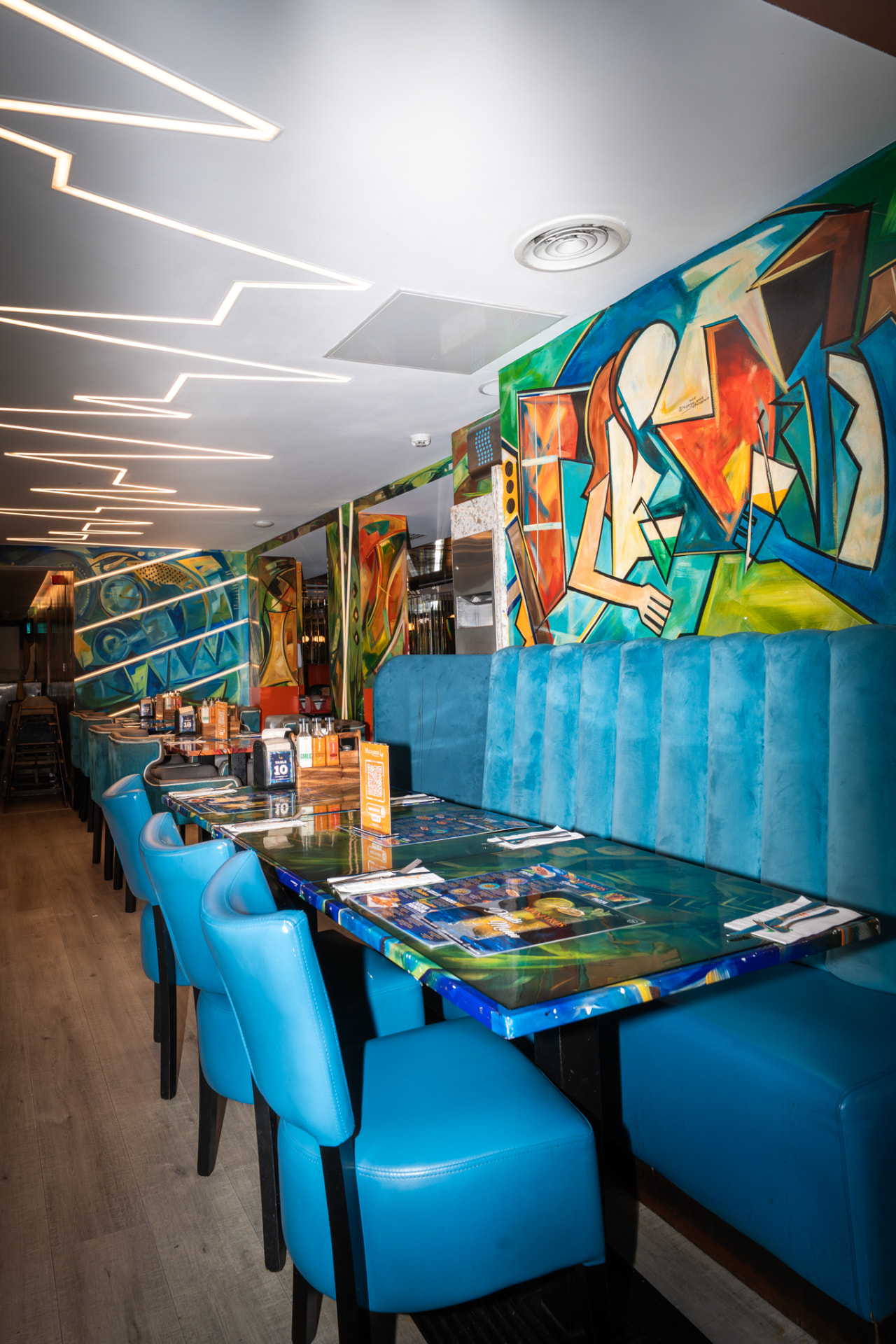 Manjaros London interior 29