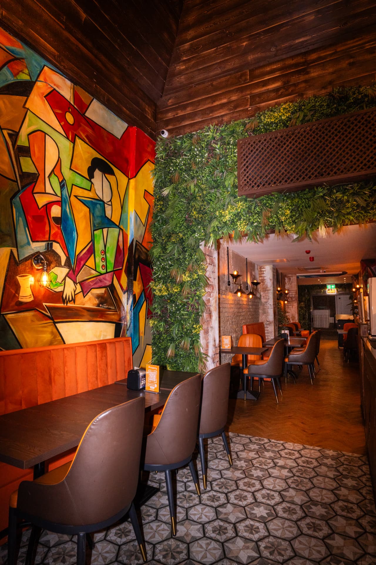 Manjaros London interior 24